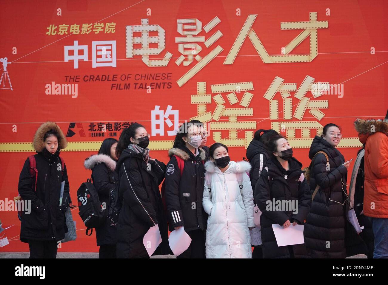 (180227) -- PEKING, 27. Februar 2018 -- Studenten für Kunstprüfung werden an der Beijing Film Academy in Peking, Hauptstadt von China, am 27. Februar 2018 gesehen. Die Kunstprüfung der Pekinger Filmakademie begann am Dienstag hier in Peking. ) (Yxb) CHINA-BEIJING-ART EXAMEN (CN) ShenxBohan PUBLICATIONxNOTxINxCHN Stockfoto