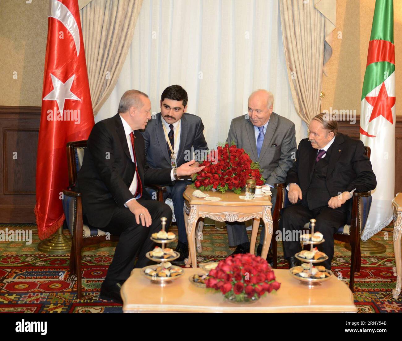 (180227) -- ALGIER, 27. Februar 2018 () -- der algerische Präsident Abdelaziz Bouteflika (1. R) trifft sich mit dem türkischen Präsidenten Recep Tayyip Erdogan (1. L) am 27. Februar 2018 in Algier, Algerien. Der türkische Präsident Recep Tayyip Erdogan führte am Dienstag Gespräche mit seinem algerischen Amtskollegen Abdelaziz Bouteflika über die Förderung der Zusammenarbeit in einer Reihe von Bereichen. () ALGERIEN-ALGIER-PRÄSIDENT-TÜRKEI-PRÄSIDENT-ERDOGAN-TREFFEN XINHUA PUBLICATIONXNOTXINXCHN Stockfoto