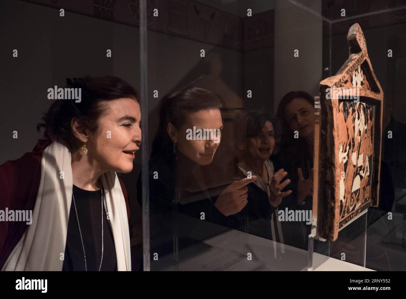 (180227) -- ATHEN, 27. Februar 2018 -- die griechische Kulturministerin Lydia Koniordou (1. L) besucht am 25. Februar 2018 die temporäre Ausstellung Eleusis, die großen Geheimnisse im Akropolis-Museum in Athen, Griechenland. Am Montag wurde im Akropolis-Museum in der griechischen Hauptstadt eine neue temporäre Ausstellung eröffnet, die den Elefsinischen Mysterien gewidmet ist und Besucher auf eine Reise zurück zu einer der wichtigsten religiösen Stätten des antiken Griechenlands führt, die im Laufe der Jahrhunderte ein Geheimnis blieb. ) GRIECHENLAND-ATHEN-AKROPOLIS MUSEUM-AUSSTELLUNG LefterisxPartsalis PUBLICATIONxNOTxINxCHN Stockfoto