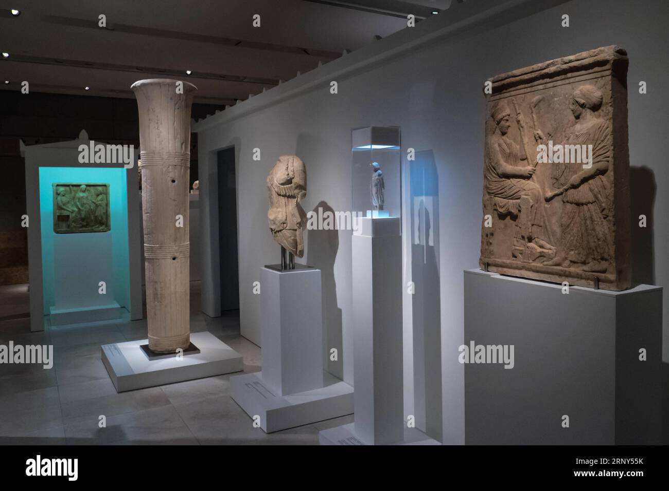 (180227) -- ATHEN, 27. Februar 2018 -- das Foto vom 25. Februar 2018 zeigt einen Blick auf die temporäre Ausstellung Eleusis, die großen Geheimnisse im Akropolis-Museum in Athen, Griechenland. Am Montag wurde im Akropolis-Museum in der griechischen Hauptstadt eine neue temporäre Ausstellung eröffnet, die den Elefsinischen Mysterien gewidmet ist und Besucher auf eine Reise zurück zu einer der wichtigsten religiösen Stätten des antiken Griechenlands führt, die im Laufe der Jahrhunderte ein Geheimnis blieb. ) GRIECHENLAND-ATHEN-AKROPOLIS MUSEUM-AUSSTELLUNG LefterisxPartsalis PUBLICATIONxNOTxINxCHN Stockfoto