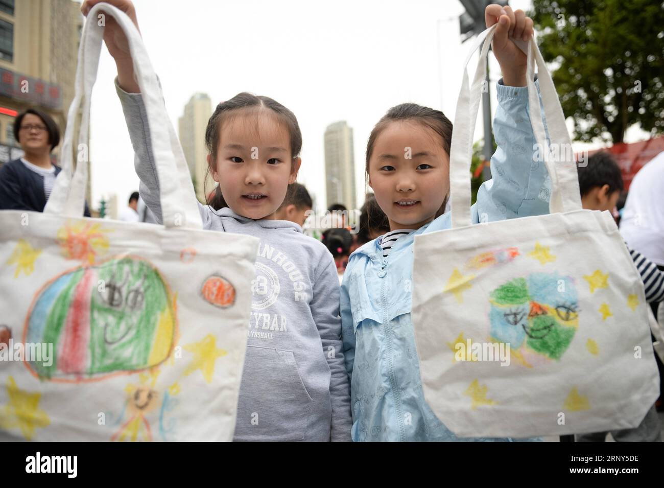 (180228) -- PEKING, 28. Februar 2018 -- Kinder zeigen ihre umweltfreundlichen Taschen mit Handzeichnungen in der Gemeinde Tian ehu in Hefei, ostchinesische Provinz Anhui, 19. April 2017. Die jährlichen politischen Sitzungen des Nationalen Volkskongresses (NPC) und des Nationalen Komitees der Politischen Konsultativkonferenz des chinesischen Volkes (CPPCC) sollen im März 2018 stattfinden. In den beiden Sitzungen werden die Entwicklungsagenden überprüft und diskutiert und Schlüsselpolitiken verabschiedet. Das Jahr 2018 ist das erste Jahr der vollständigen Umsetzung des Geistes des 19. Nationalkongresses der Stockfoto