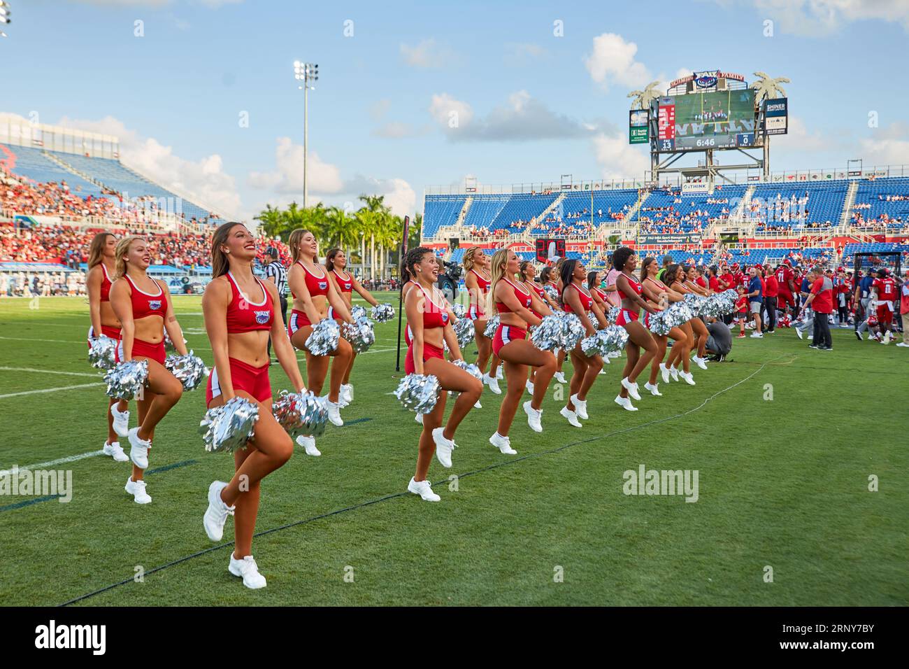 Boca Raton, FL, USA. September 2023. Cheerleader ist während eines College-Fußballspiels zwischen Florida Atlantic University Owls und Monmouth im FAU Stadium in Boca Raton, FL, USA. Quelle: Jaroslav Sabitov/YES Market Media/Alamy Live News Stockfoto