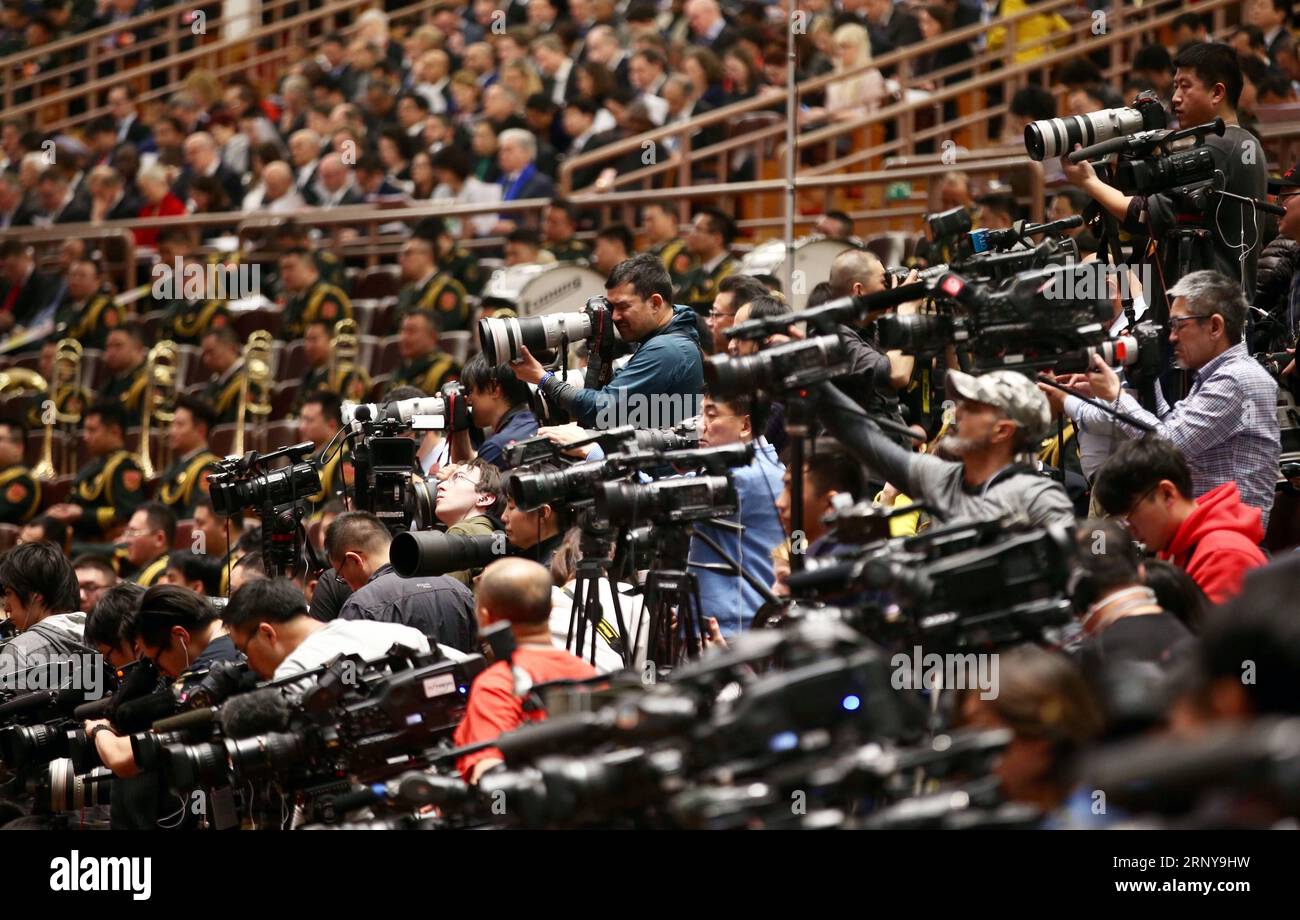 (180305) -- PEKING, 5. März 2018 -- Journalisten arbeiten bei der Eröffnungssitzung der ersten Sitzung des 13. Nationalen Volkskongresses in der Großen Halle des Volkes in Peking, Hauptstadt Chinas, 5. März 2018. ) (ZWEI SITZUNGEN)CHINA-BEIJING-NPC-OPENING (CN) JINXLIWANG PUBLICATIONXNOTXINXCHN Stockfoto