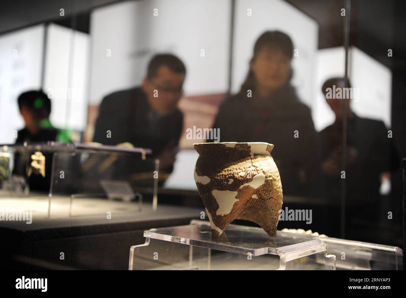 (180307) -- HANCHENG, 7. März 2018 -- Besucher sehen die Exponate im neu eröffneten Reliquienmuseum des Staates Rui im Dorf Liangdai in der Stadt Hancheng, Provinz Shaanxi im Nordwesten Chinas, 7. März 2018. Das Museum wurde auf dem Grabkomplex des Rui-Staates während der chinesischen Zhou-Dynastie (1046 v. Chr. - 256 v. Chr.) errichtet. Insgesamt wurden 1.300 Gräber und 64 Wagengruben entdeckt, mehr als 26.000 historische und kulturelle Relikte wurden hier entdeckt. )(ly) CHINA-SHAANXI-HANCHENG-RUI STAATLICHES RELIQUIENMUSEUM (CN) ZhangxBowen PUBLICATIONxNOTxINxCHN Stockfoto