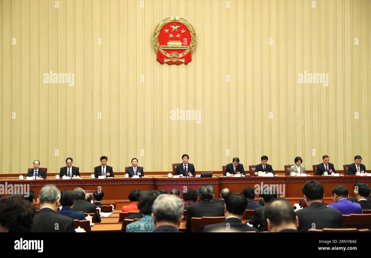 (180308) -- PEKING, 8. März 2018 -- Li Zhanshu, Exekutivvorsitzender des Präsidiums der ersten Sitzung des 13. Nationalen Volkskongresses (NPC), leitet die zweite Sitzung des Präsidiums in der Großen Halle des Volkes in Peking, Hauptstadt Chinas, am 8. März 2018. ) (ZWEI SITZUNGEN)CHINA-BEIJING-NPC-PRESIDIUM-MEETING (CN) JUXPENG PUBLICATIONXNOTXINXCHN Stockfoto