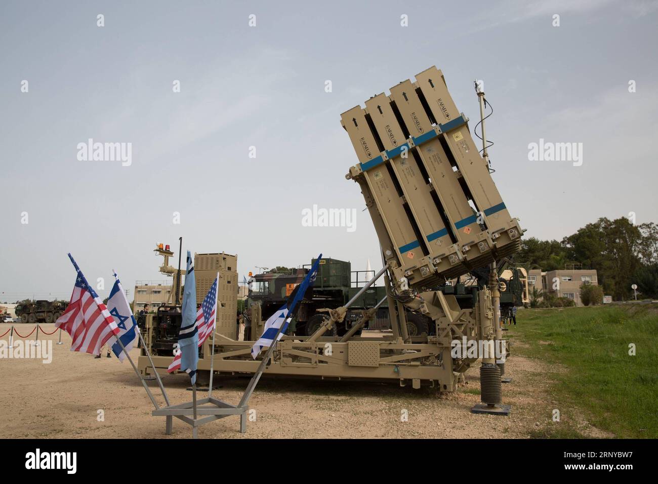 180309 -- JERUSALEM, 9. März 2018 -- ein Raketenabwehrsystem der Iron Dome wird während der militärischen Übung der Juniper Cobra 18 auf der Basis der Hatzor Air Force in Israel am 8. März 2018 gesehen. Fast 5.000 israelische und US-Soldaten trainieren seit Sonntag Schulter an Schulter für einen simulierten Raketenangriff auf Israel. Die Militärübung, genannt Juniper Cobra 18, ist eine zweijährliche Veranstaltung, die seit 2001 neun Mal vom israelischen Militär und dem US-Kommando USEUCOM abgehalten wird. yk ISRAEL-US-MILITÄR-BOHRER GuoxYu PUBLICATIONxNOTxINxCHN Stockfoto