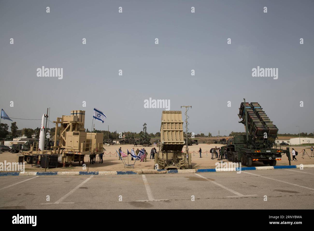 (180309) -- JERUSALEM, 9. März 2018 -- Luftverteidigungssysteme werden während der militärischen Übung Cobra 18 von Juniper auf der Basis der Hatzor Air Force in Israel am 8. März 2018 gesehen. Fast 5.000 israelische und US-Soldaten trainieren seit Sonntag Schulter an Schulter für einen simulierten Raketenangriff auf Israel. Die Militärübung, genannt Juniper Cobra 18, ist eine zweijährliche Veranstaltung, die seit 2001 neun Mal vom israelischen Militär und dem US-Kommando USEUCOM abgehalten wird. ) (yk) ISRAEL-US-MILITÄRBOHRER GuoxYu PUBLICATIONxNOTxINxCHN Stockfoto
