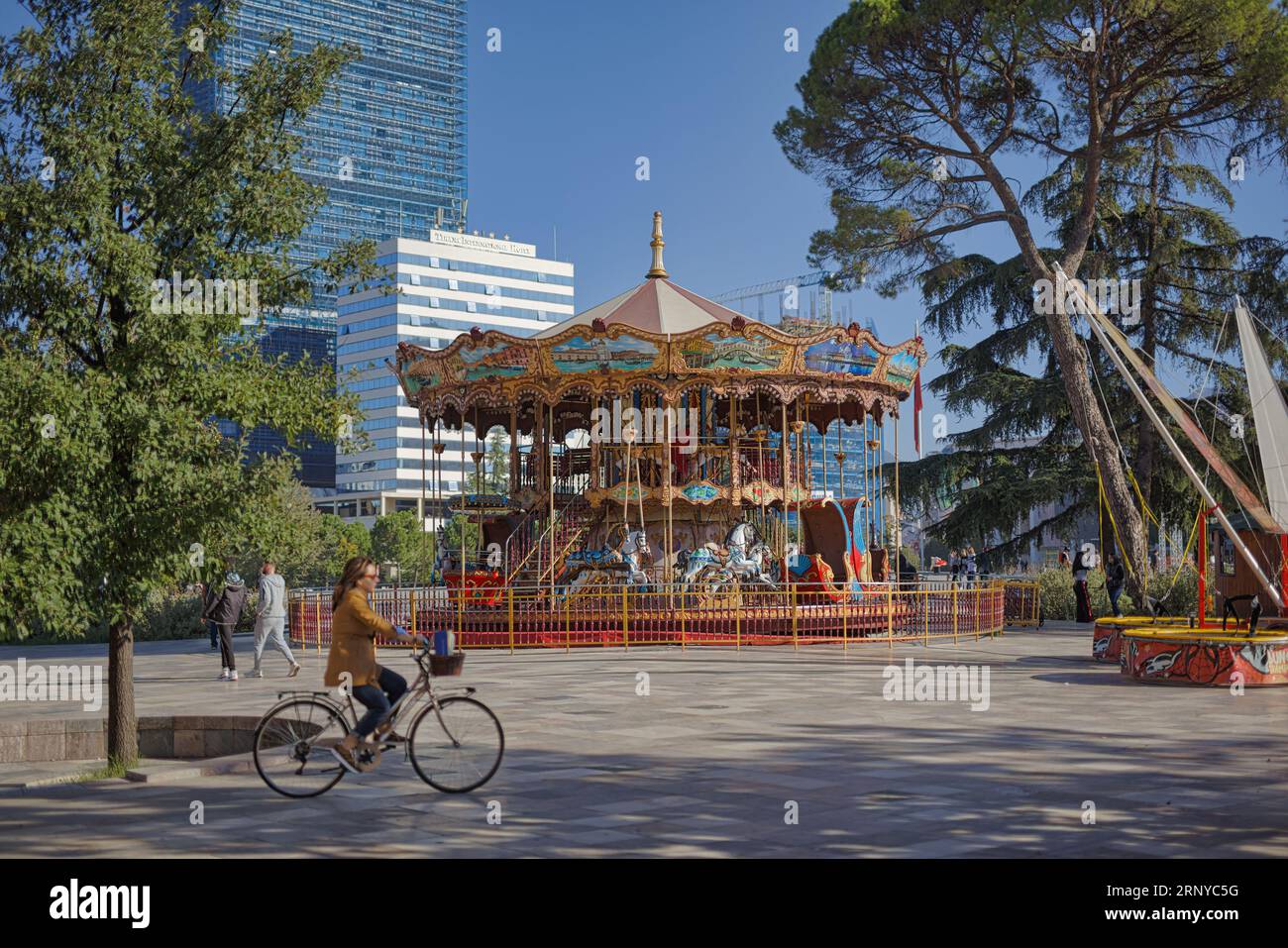 Buntes Karussell am Skenderbeg Square, Tirana Stockfoto