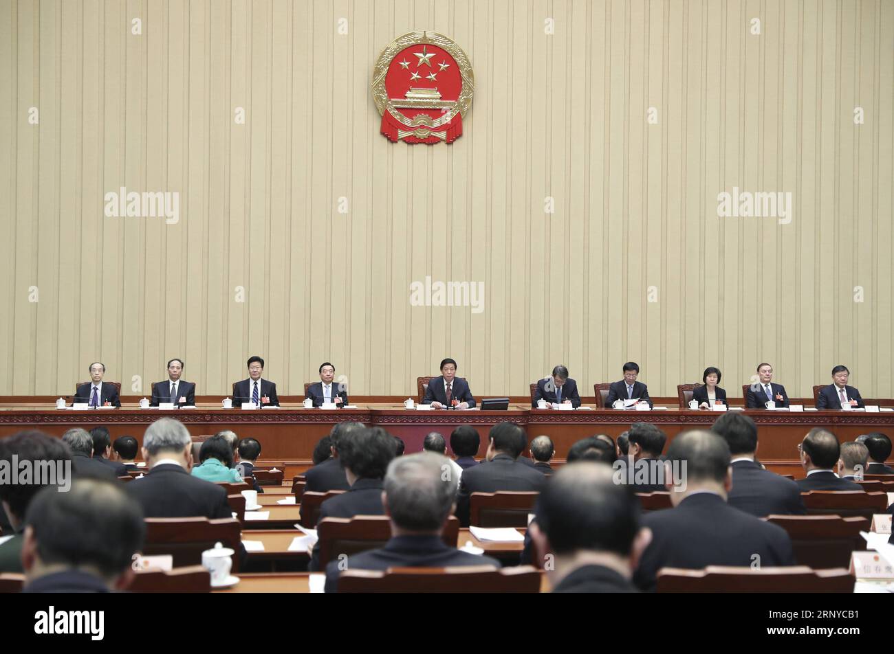 (180310) -- PEKING, 10. März 2018 -- Li Zhanshu, Exekutivvorsitzender des Präsidiums der ersten Sitzung des 13. Nationalen Volkskongresses (NPC), leitet die dritte Sitzung des Präsidiums in der Großen Halle des Volkes in Peking, Hauptstadt Chinas, am 10. März 2018. ) (ZWEI SITZUNGEN)CHINA-BEIJING-NPC-PRESIDIUM-MEETING (CN) XIEXHUANCHI PUBLICATIONXNOTXINXCHN Stockfoto
