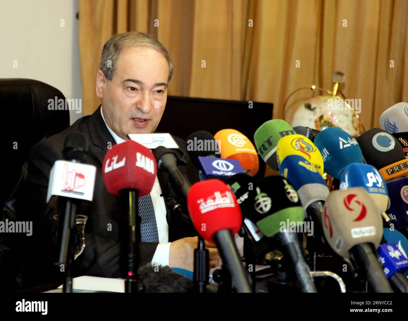 Bilder des Tages Syrien: PK von Faisal al al-Miqdad in Damaskus (180310) -- DAMASKUS, 10. März 2018 -- der stellvertretende syrische Außenminister Faisal Mekdad spricht am 10. März 2018 vor einer Pressekonferenz im außenministerium in Damaskus, der Hauptstadt Syriens. Faisal Mekdad bestritt am Samstag den Besitz von chemischen Waffen oder Chlorgas durch seine Regierung. SYRIEN-DAMASKUS-REGIERUNG-CHEMISCHE WAFFEN-BESITZ-LEUGNUNG AMMARXSAFARJALANI PUBLICATIONXNOTXINXCHN Stockfoto