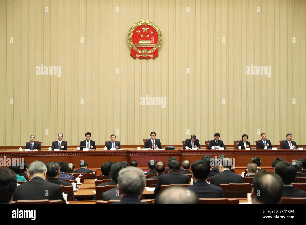 (180311) -- PEKING, 11. März 2018 -- Li Zhanshu, Exekutivvorsitzender des Präsidiums der ersten Sitzung des 13. Nationalen Volkskongresses (NPC), leitet die vierte Präsidiumssitzung in der Großen Halle des Volkes in Peking, der Hauptstadt Chinas, am 11. März 2018. ) (ZWEI SITZUNGEN)CHINA-BEIJING-NPC-PRESIDIUM-MEETING (CN) JUXPENG PUBLICATIONXNOTXINXCHN Stockfoto