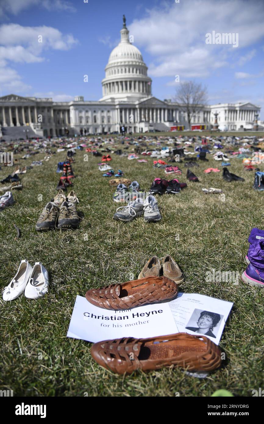 (180313) -- WASHINGTON, 13. März 2018 -- Schuhe, die die Kinder repräsentieren, die seit den Shootings der Sandy Hook Elementary School 2012 in Washington D.C. in den Vereinigten Staaten getötet wurden, werden am 13. März 2018 auf dem Rasen vor dem Kapitol in Washington D.C. gesehen. Eine Aktivistengruppe legte am Dienstag 7.000 Paar Schuhe auf den Rasen vor dem US-Kongress, um gegen die Untätigkeit der Gesetzgeber angesichts der häufigen Schulerschießungen im Land zu protestieren. ) US-WASHINGTON D.C.-SCHOOL SHOOTINGS-PROTEST-SHOES YANGXCHENGLIN PUBLICATIONXNOTXINXCHN Stockfoto