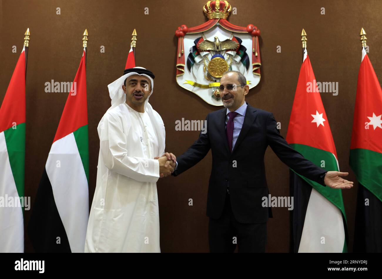 (180314) -- Amman, 14. März 2018 -- der Außenminister der Vereinigten Arabischen Emirate Abdullah bin Zayed Al Nayhan (L) nimmt am 13. März 2018 an einer Pressekonferenz mit dem jordanischen Außenminister Ayman Safadi in Amman, Jordanien, Teil. Mohammed Abu Ghosh) AUSSENMINISTERIN DER JORDANIEN-VAE-REGION BESUCHT MohammadxAbuxGhosh PUBLICATIONxNOTxINxCHN Stockfoto