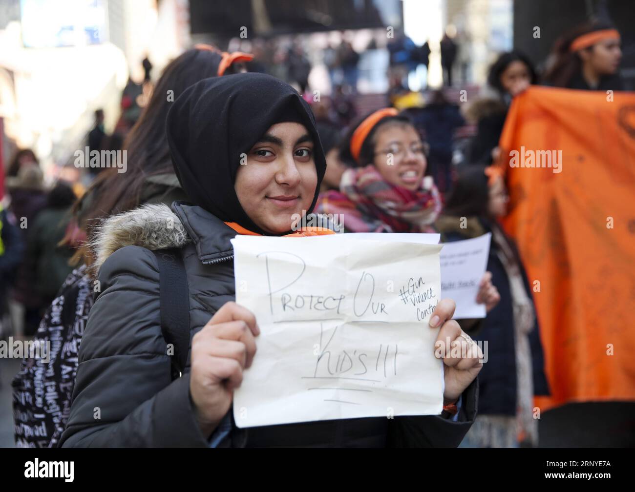 (180314) -- NEW YORK, 14. März 2018 -- Studenten der Civic Leadership Academy versammeln sich am 14. März 2018 auf dem Times Square in New York, USA, um gegen Waffengewalt zu protestieren. Die Schüler nahmen am Mittwoch, einen Monat nach einer High-School-Schießerei in Florida, an einer landesweiten Demonstration gegen Waffengewalt in den Vereinigten Staaten Teil, bei der 17 Menschen getötet wurden. U.S.-NEW YORK-STUDENTS-NATIONAL SCHOOL WALKOUT-GUN VIOLENCE WANGXYING PUBLICATIONXNOTXINXCHN Stockfoto