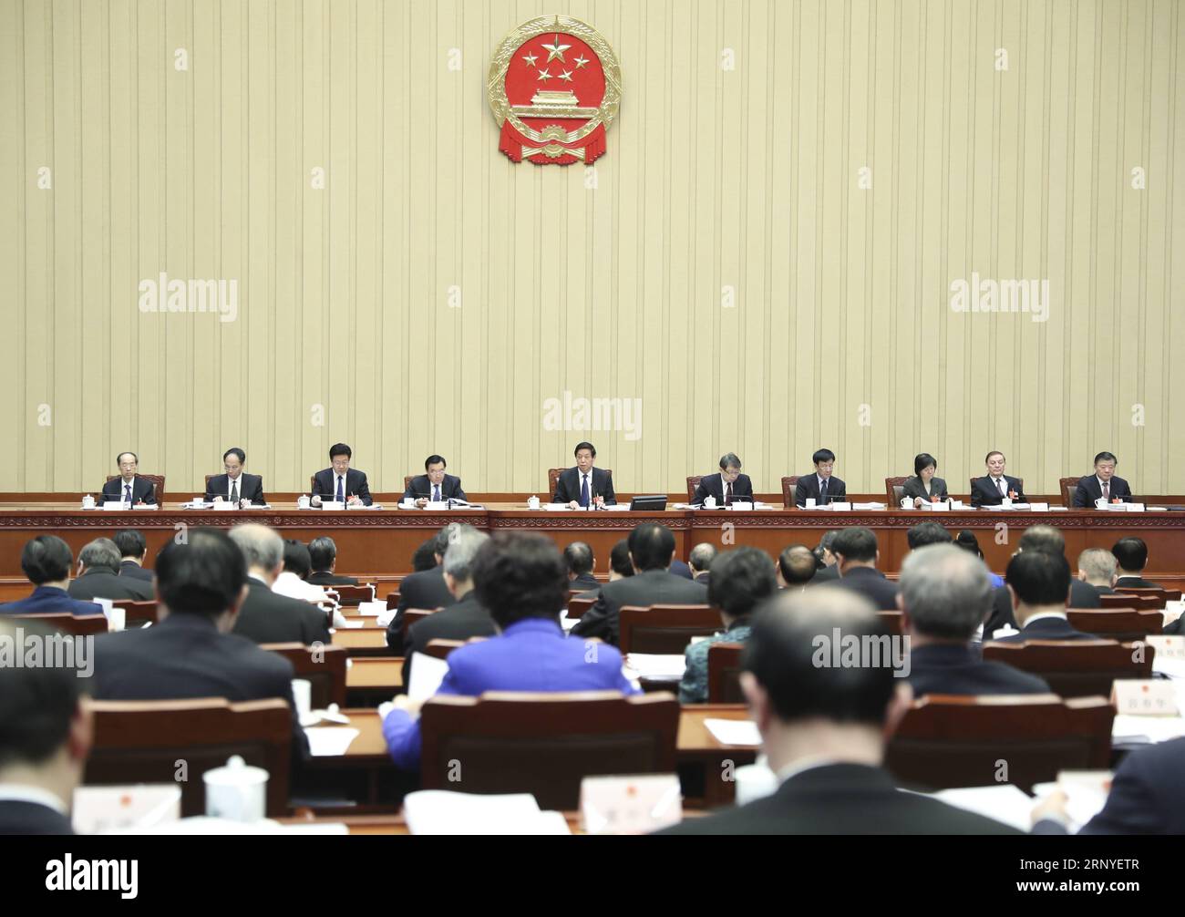(180315) -- PEKING, 15. März 2018 -- Li Zhanshu, Exekutivvorsitzender des Präsidiums der ersten Sitzung des 13. Nationalen Volkskongresses (NPC), leitet die fünfte Präsidiumssitzung in der Großen Halle des Volkes in Peking, der Hauptstadt Chinas, am 15. März 2018. ) (ZWEI SITZUNGEN)CHINA-BEIJING-NPC-PRESIDIUM-MEETING (CN) XIEXHUANCHI PUBLICATIONXNOTXINXCHN Stockfoto