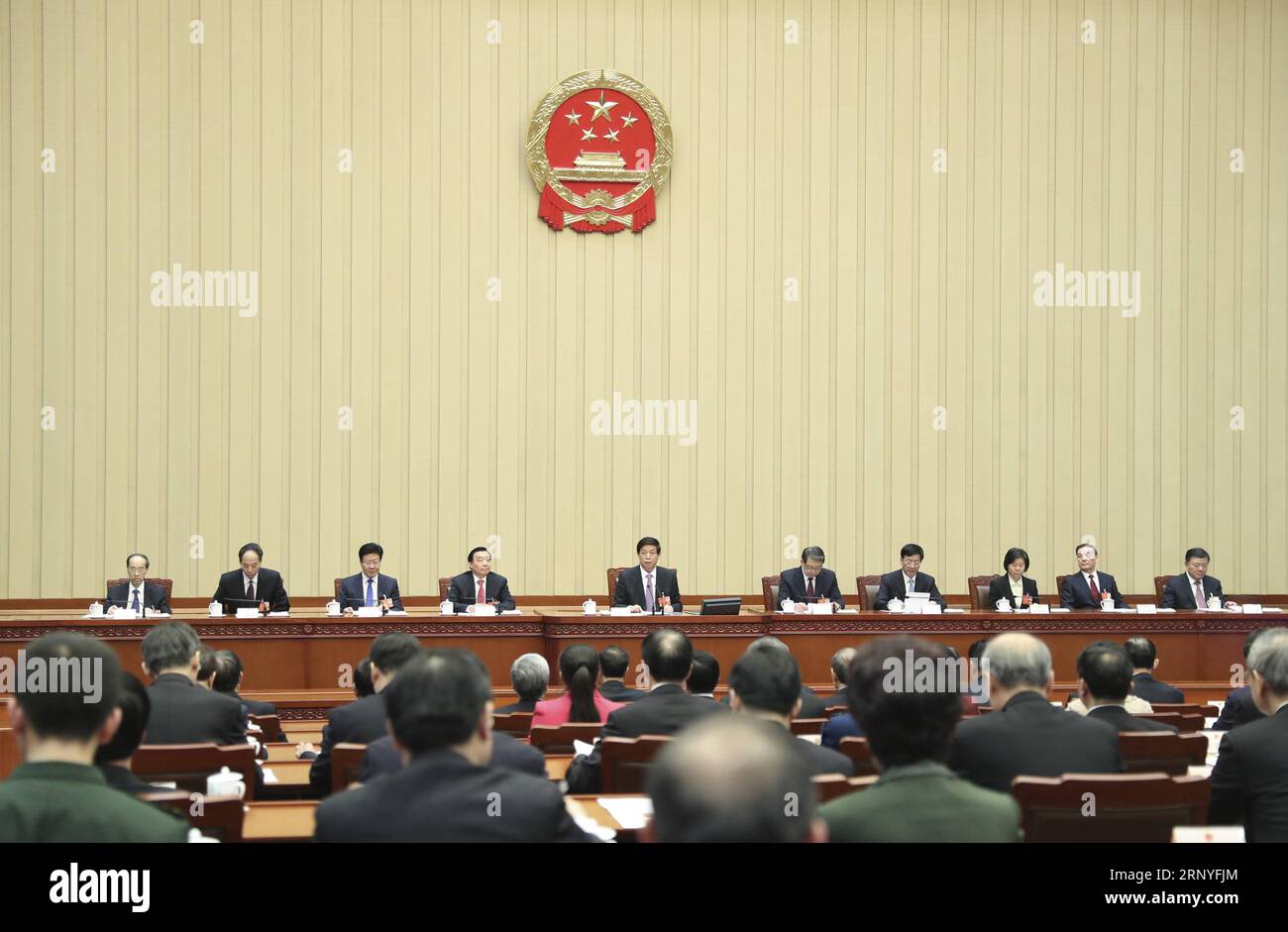 (180317) -- PEKING, 17. März 2018 -- Li Zhanshu, Exekutivvorsitzender des Präsidiums der ersten Sitzung des 13. Nationalen Volkskongresses (NPC), leitet die siebte Präsidiumssitzung in der Großen Halle des Volkes in Peking, der Hauptstadt Chinas, am 17. März 2018. ) (ZWEI SITZUNGEN)CHINA-BEIJING-NPC-PRESIDIUM-MEETING (CN) XIEXHUANCHI PUBLICATIONXNOTXINXCHN Stockfoto