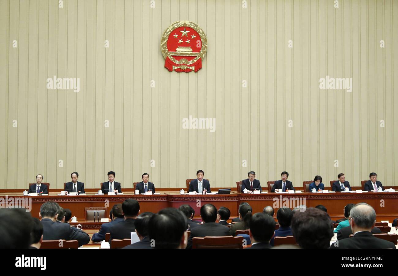 (180317) -- PEKING, 17. März 2018 -- Li Zhanshu, Exekutivvorsitzender des Präsidiums der ersten Sitzung des 13. Nationalen Volkskongresses (NPC), leitet die achte Präsidiumssitzung in der Großen Halle des Volkes in Peking, der Hauptstadt Chinas, am 17. März 2018. ) (ZWEI SITZUNGEN)CHINA-BEIJING-NPC-PRESIDIUM-MEETING (CN) JUXPENG PUBLICATIONXNOTXINXCHN Stockfoto