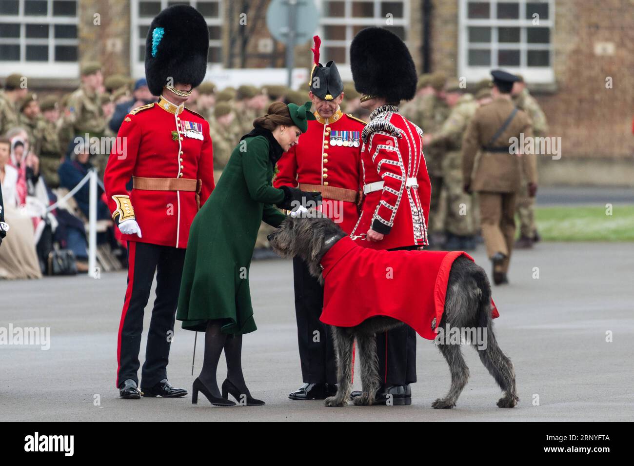 (180317) -- LONDON, 17. März 2018 -- Catherine (2. L, Front), die Herzogin von Cambridge, präsentiert dem Maskottchen der Irish Guards Domhnall während der jährlichen Irish Guards St. Patrick's Day Parade in Hounslow, London, Großbritannien, am 17. März 2018. ) GROSSBRITANNIEN-LONDON-ST. PATRICK S DAY-IRISH GUARDS-PARADE-ROYAL RAYXTANG PUBLICATIONXNOTXINXCHN Stockfoto