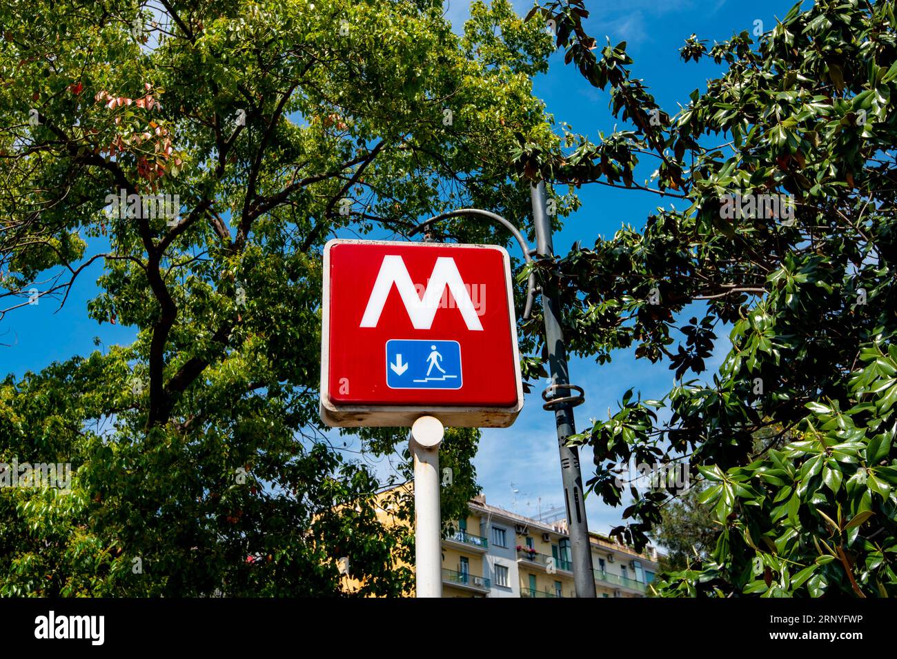 Öffentliches Metro-Schild in Neapel - Italien Stockfoto