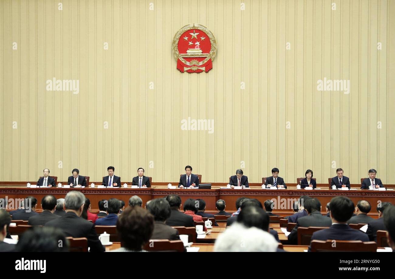 (180318) -- PEKING, 18. März 2018 -- Li Zhanshu, Exekutivvorsitzender des Präsidiums der ersten Sitzung des 13. Nationalen Volkskongresses (NPC), leitet die 10. Präsidiumssitzung in der Großen Halle des Volkes in Peking, der Hauptstadt Chinas, am 18. März 2018. ) (ZWEI SITZUNGEN)CHINA-BEIJING-NPC-PRESIDIUM-MEETING (CN) XIEXHUANCHI PUBLICATIONXNOTXINXCHN Stockfoto
