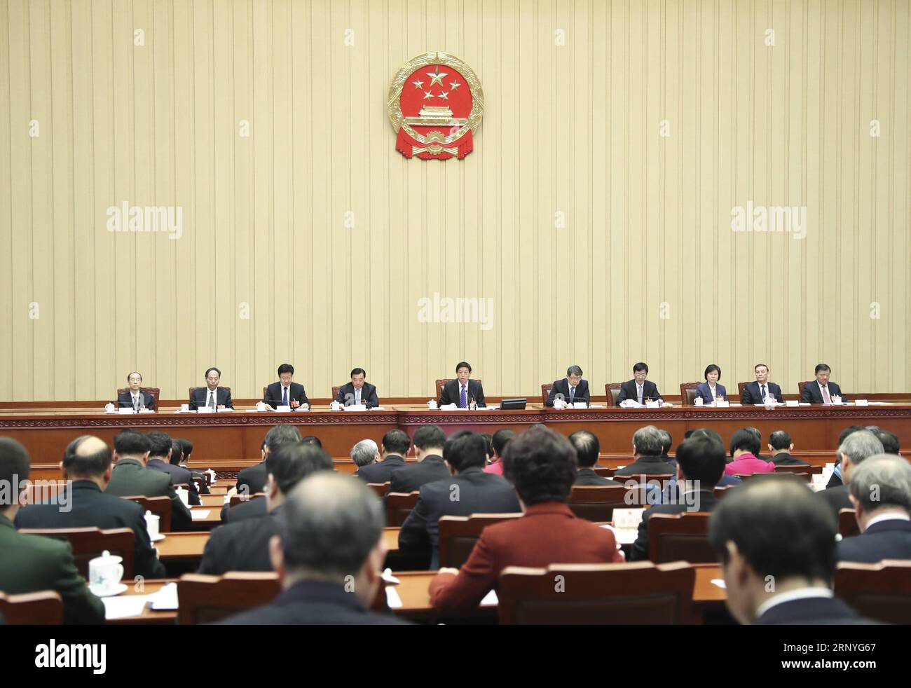 (180318) -- PEKING, 18. März 2018 -- Li Zhanshu, Exekutivvorsitzender des Präsidiums der ersten Sitzung des 13. Nationalen Volkskongresses (NPC), führt den Vorsitz über die neunte Präsidiumssitzung in der Großen Halle des Volkes in Peking, der Hauptstadt Chinas, am 18. März 2018. ) (ZWEI SITZUNGEN)CHINA-BEIJING-NPC-PRESIDIUM-MEETING (CN) XIEXHUANCHI PUBLICATIONXNOTXINXCHN Stockfoto