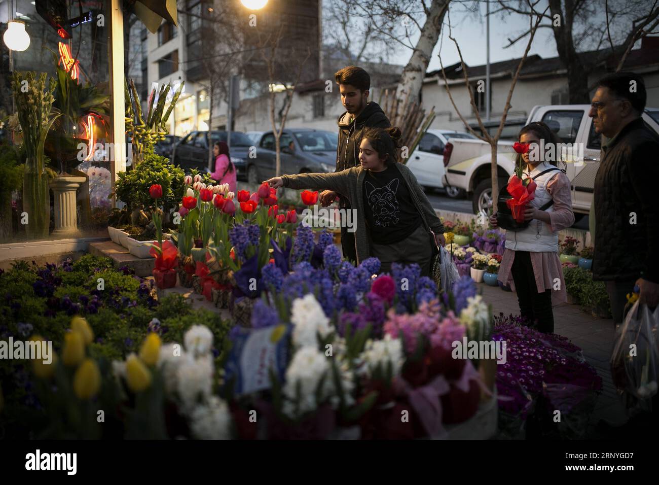 (180319) -- TEHERAN, 19. März 2018 -- am 18. März 2018, vor Nowruz, kaufen Menschen Blumen auf dem tajrischen Basar in Teheran, Iran, das iranische Neujahr. Nowruz ist der erste Frühlingstag und der Beginn des Jahres im iranischen Kalender. )(gj) IRAN-TEHERAN-NEUJAHRSSHOPPING AhmadxHalabisaz PUBLICATIONxNOTxINxCHN Stockfoto