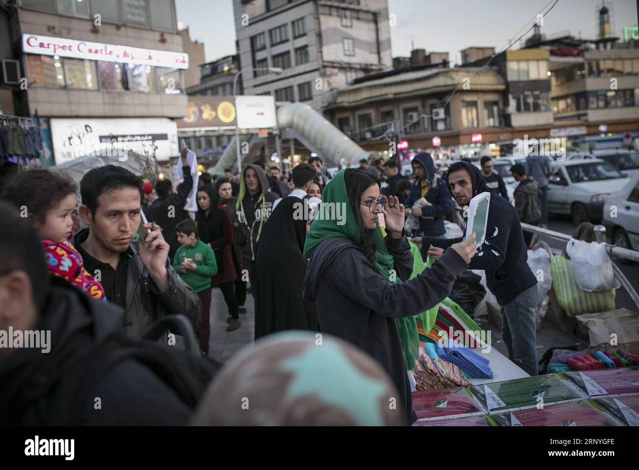 (180319) -- TEHERAN, 19. März 2018 -- am 18. März 2018, vor Nowruz, im tajrischen Basar in Teheran, Iran, einkaufen, das iranische Neujahr. Nowruz ist der erste Frühlingstag und der Beginn des Jahres im iranischen Kalender. )(gj) IRAN-TEHERAN-NEUJAHRSSHOPPING AhmadxHalabisaz PUBLICATIONxNOTxINxCHN Stockfoto