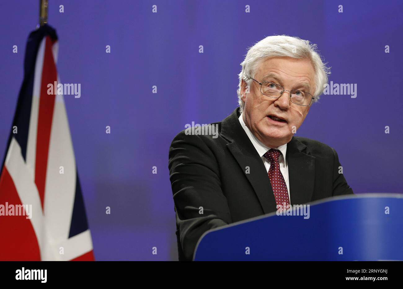 (180319) -- BRÜSSEL, 19. März 2018 -- der britische Brexit-Sekretär David Davis spricht nach einer neuen Verhandlungsrunde über die Brexit-Gespräche am 19. März 2018 in Brüssel (Belgien) auf der Pressekonferenz mit dem Vorsitzenden der Europäischen Union, Michel Barnier (nicht gesehen). (yk) BELGIEN-BRÜSSEL-BREXIT-GESPRÄCHE-PRESSEKONFERENZ YexPingfan PUBLICATIONxNOTxINxCHN Stockfoto