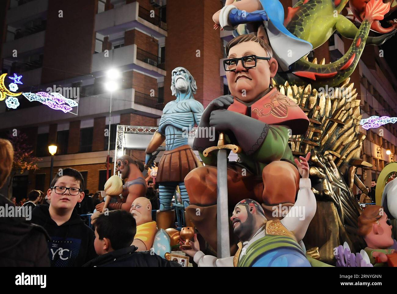 (180319) -- VALENCIA, 19. März 2018 -- am 18. März 2018 beobachten Menschen eine gigantische Puppe in der Straße von Valencia, Spanien. Das Fallas Festival ist ein traditionelles fest mit einer Ausstellung von gigantischen Puppen, gut gekleideten Paraden und Feuerwerken in Valencia, Spanien. )(yk) SPANIEN-VALENCIA-DAS FALLAS FESTIVAL GuoxQiuda PUBLICATIONxNOTxINxCHN Stockfoto