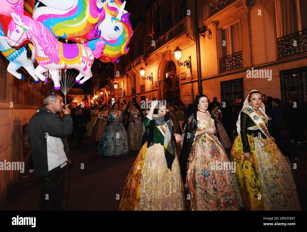 (180319) -- VALENCIA, 19. März 2018 -- Menschen in traditioneller Kleidung nehmen an der Fallas Festival Parade in den Straßen von Valencia, Spanien, am 18. März 2018 Teil. Das Fallas Festival ist ein traditionelles fest mit einer Ausstellung von gigantischen Puppen, gut gekleideten Paraden und Feuerwerken in Valencia, Spanien. )(yk) SPANIEN-VALENCIA-DAS FALLAS FESTIVAL GuoxQiuda PUBLICATIONxNOTxINxCHN Stockfoto