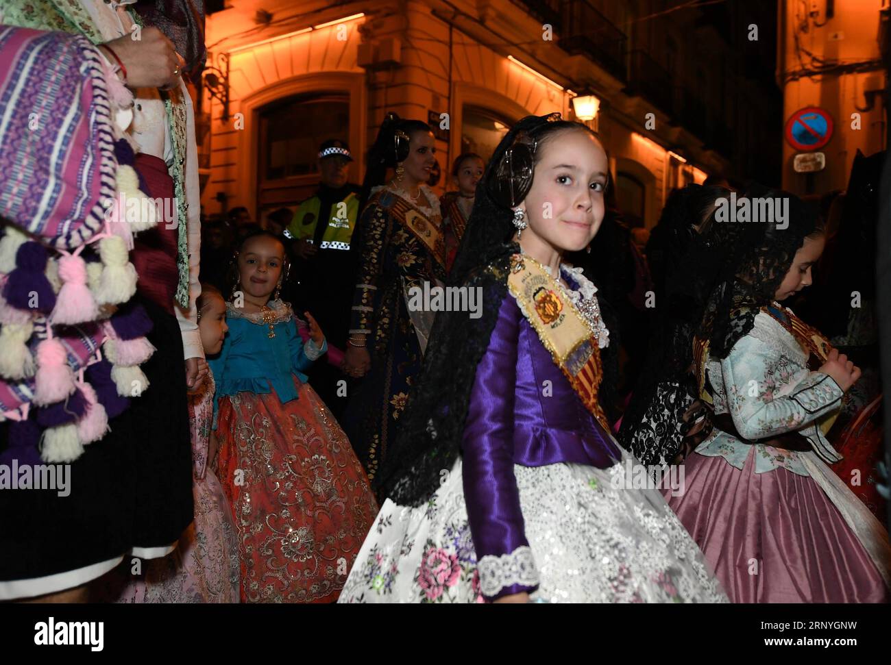 (180319) -- VALENCIA, 19. März 2018 -- Menschen in traditioneller Kleidung nehmen an der Fallas Festival Parade auf den Straßen von Valencia, Spanien, am 18. März 2018 Teil. Das Fallas Festival ist ein traditionelles fest mit einer Ausstellung von gigantischen Puppen, gut gekleideten Paraden und Feuerwerken in Valencia, Spanien. )(yk) SPANIEN-VALENCIA-DAS FALLAS FESTIVAL GuoxQiuda PUBLICATIONxNOTxINxCHN Stockfoto