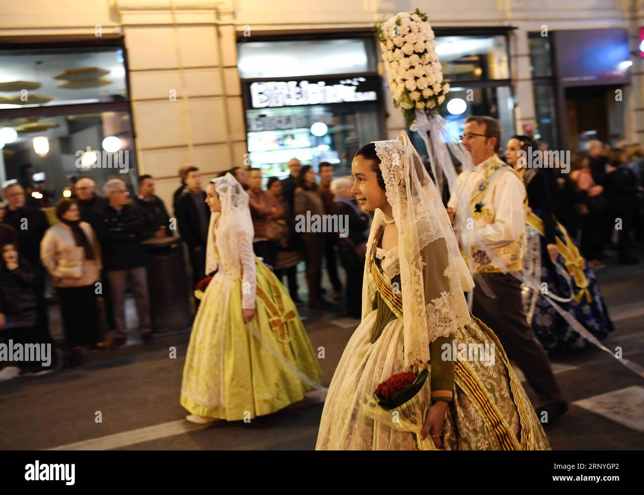 (180319) -- VALENCIA, 19. März 2018 -- Menschen in traditioneller Kleidung nehmen am 18. März 2018 an der Fallas Festival Parade in den Straßen von Valencia, Spanien, Teil. Das Fallas Festival ist ein traditionelles fest mit einer Ausstellung von gigantischen Puppen, gut gekleideten Paraden und Feuerwerken in Valencia, Spanien. )(yk) SPANIEN-VALENCIA-DAS FALLAS FESTIVAL GuoxQiuda PUBLICATIONxNOTxINxCHN Stockfoto