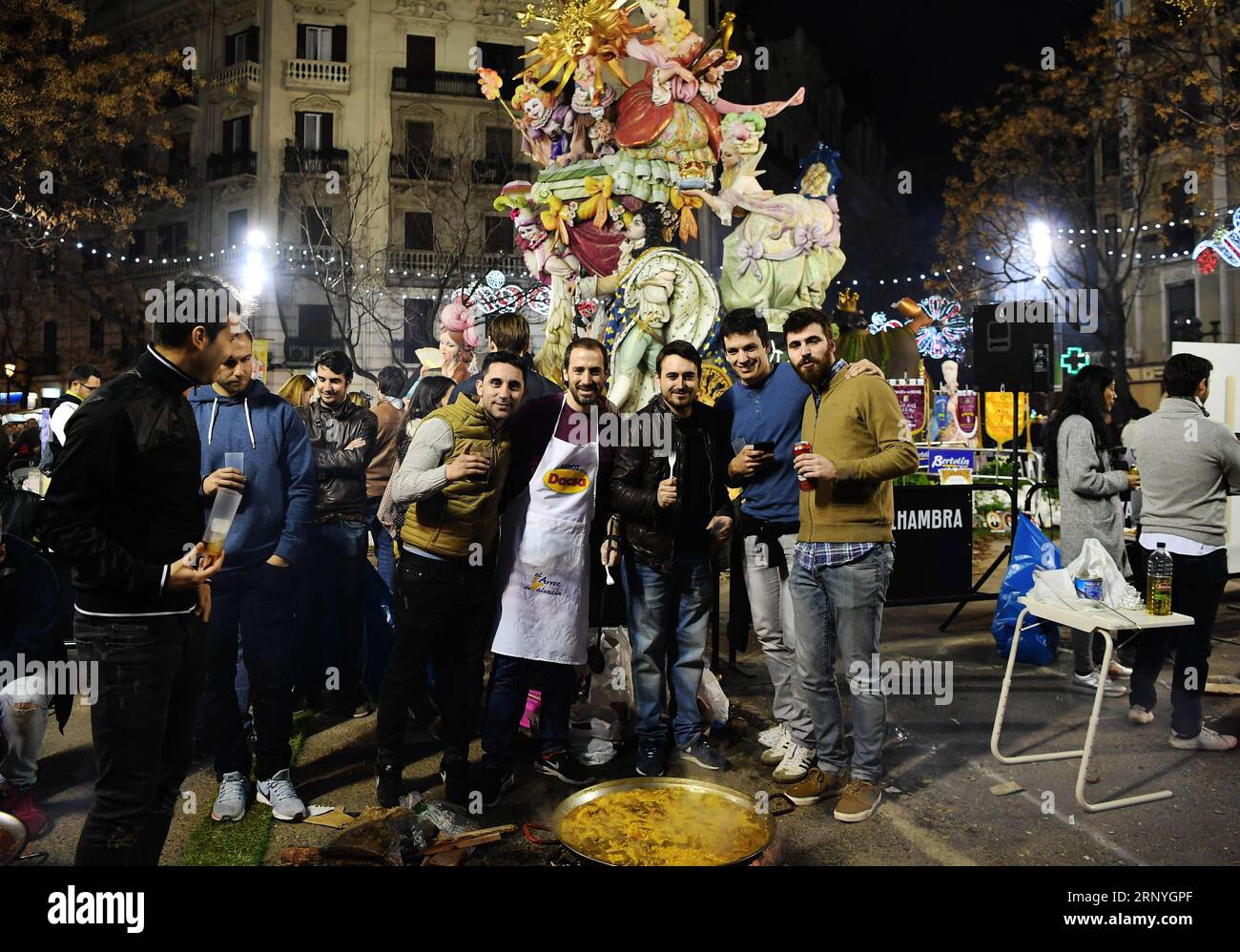 (180319) -- VALENCIA, 19. März 2018 -- am 18. März 2018 fotografieren Menschen vor einer gigantischen Puppe in der Straße von Valencia, Spanien. Das Fallas Festival ist ein traditionelles fest mit einer Ausstellung von gigantischen Puppen, gut gekleideten Paraden und Feuerwerken in Valencia, Spanien. )(yk) SPANIEN-VALENCIA-DAS FALLAS FESTIVAL GuoxQiuda PUBLICATIONxNOTxINxCHN Stockfoto