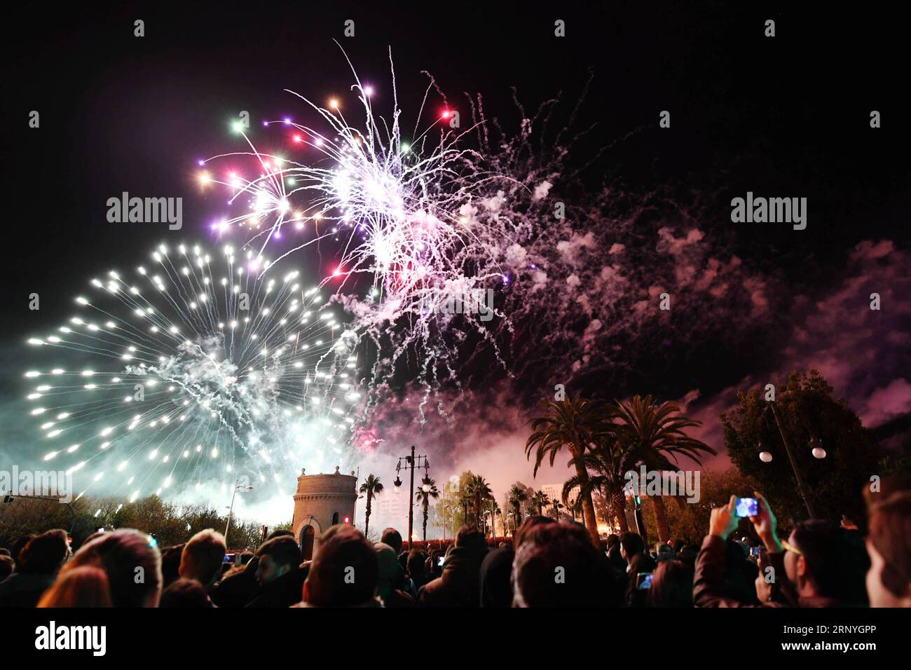 (180319) -- VALENCIA, 19. März 2018 -- Menschen beobachten Feuerwerk während des Fallas Festivals in einer Straße von Valencia, Spanien, am 18. März 2018. Das Fallas Festival ist ein traditionelles fest mit einer Ausstellung von gigantischen Puppen, gut gekleideten Paraden und Feuerwerken in Valencia, Spanien. )(yk) SPANIEN-VALENCIA-DAS FALLAS FESTIVAL GuoxQiuda PUBLICATIONxNOTxINxCHN Stockfoto