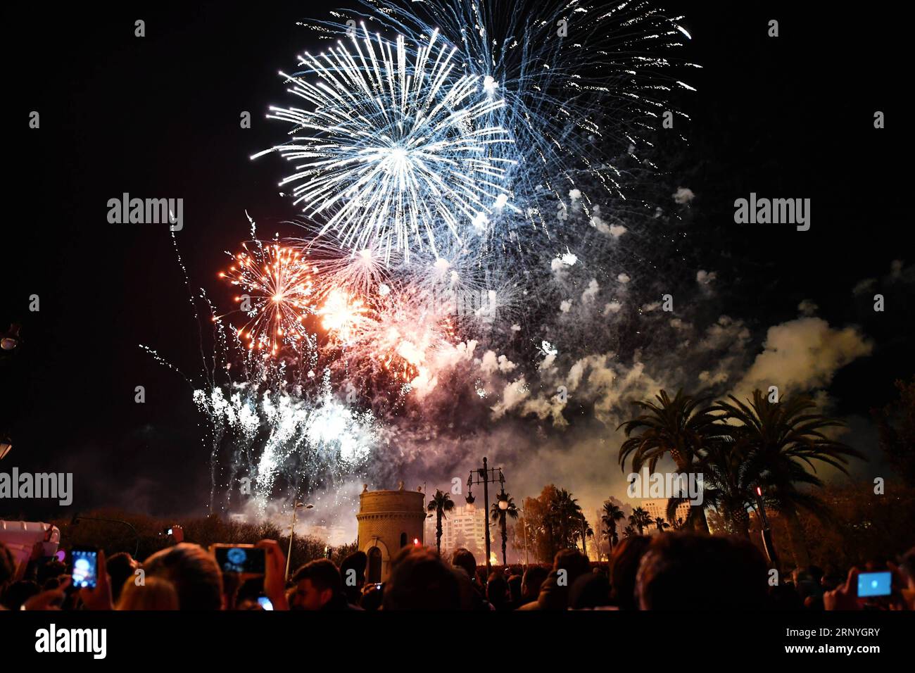 (180319) -- VALENCIA, 19. März 2018 -- Menschen beobachten Feuerwerk während des Fallas Festivals in der Straße von Valencia, Spanien, am 18. März 2018. Das Fallas Festival ist ein traditionelles fest mit einer Ausstellung von gigantischen Puppen, gut gekleideten Paraden und Feuerwerken in Valencia, Spanien. )(yk) SPANIEN-VALENCIA-DAS FALLAS FESTIVAL GuoxQiuda PUBLICATIONxNOTxINxCHN Stockfoto