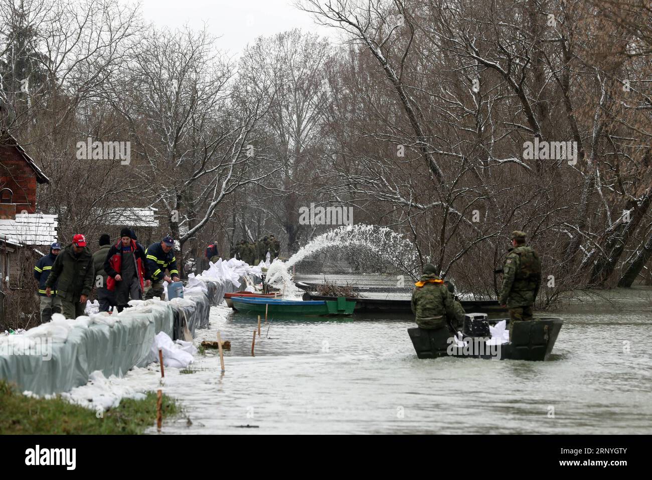 (180319) -- JASENOVAC (KROATIEN), 19. März 2018 -- Menschen bauen am 19. März 2018 in Jasenovac (Kroatien) einen Damm, um Häuser vor Überschwemmungen zu schützen. Teile Kroatiens hatten mit Überschwemmungen zu kämpfen, die durch Regenfälle und Schneeschmelzen verursacht wurden, da der Rekordwasserstand der Save in der Nähe von Jasenovac gemessen wurde. KROATIEN-JASENOVAC-FLOODS RobertxAnic PUBLICATIONxNOTxINxCHN Stockfoto