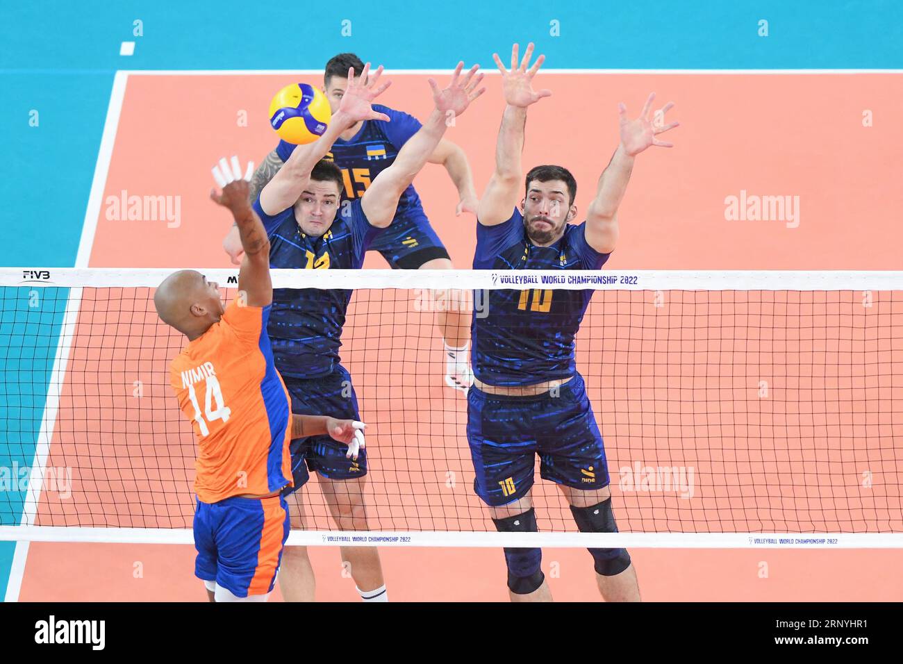 Vasyl Tupchii, Yurii Semeniuk (Ukraine); Abdel-Aziz Nimir (Niederlande). Volleyball-Weltmeisterschaft 2022. Achtelrunde Stockfoto