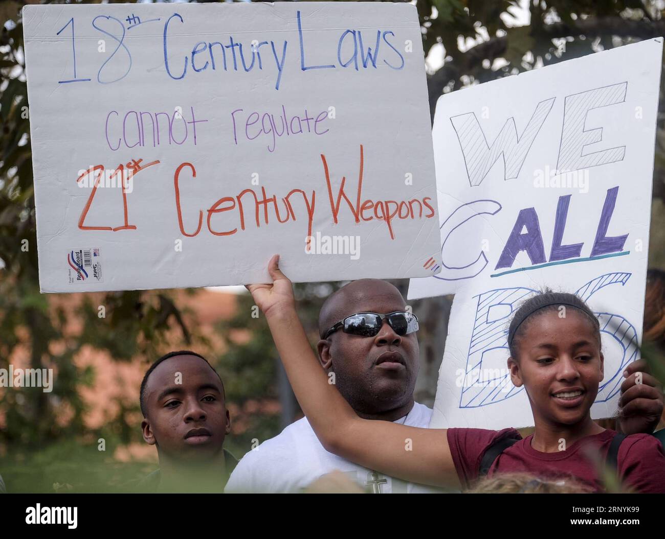 (180325) -- LOS ANGELES, 25. März 2018 -- Menschen nehmen an der March for Our Lives Rallye in Los Angeles, USA, am 24. März 2018 Teil. Die Menschen nahmen an einer landesweiten Demonstration für unser Leben Teil, um sich für strengere Waffenkontrollgesetze am Samstag in Los Angeles einzusetzen. (Jmmn) U.S.-LOS ANGELES-RALLY-GUN CONTROL ZhaoxHanrong PUBLICATIONxNOTxINxCHN Stockfoto