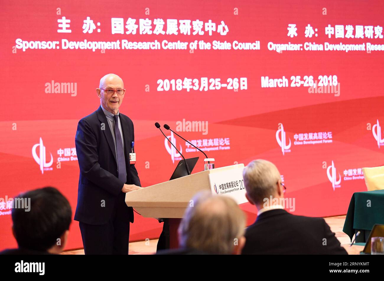 (180325) -- PEKING, 25. März 2018 -- der ehemalige Generaldirektor der Welthandelsorganisation Pascal Lamy spricht während einer Sitzung mit dem Titel "die Öffnung an allen Fronten verfolgen" auf dem China Development Forum 2018 in Peking, der Hauptstadt Chinas, am 25. März 2018. Das jährliche Forum, in dem China in der neuen Ära das Thema war, brachte fast 30 weltweit renommierte Wissenschaftler zusammen, darunter sieben Nobelpreisträger und mehr als 80 Führungskräfte von Fortune Global 500-Unternehmen. )(mcg) CHINA-BEIJING-DEVELOPMENT-FORUM (CN) ChenxYehua PUBLICATIONxNOTxINxCHN Stockfoto