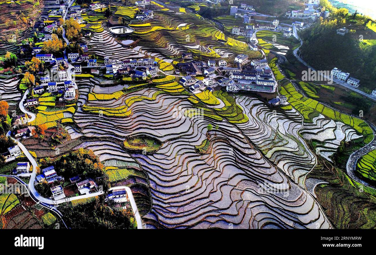 (180327) -- HANYIN, 27. März 2018 -- Foto aufgenommen am 27. März 2018 zeigt die Landschaft der Fengyan Terrassen in der Xuanwuo Township des Hanyin County, nordwestchinesische Provinz Shaanxi. Die Fengjiang-Terrasse und die Yanping-Terrasse oder die Fengyan-Terrassen, die auf über 250 Jahre zurückreichen könnten, sind von großer Bedeutung für das Studium der alten chinesischen Kultur der Landwirtschaft. )(wsw) CHINA-SHAANXI-FENGYAN TERRASSEN-ALTE LANDWIRTSCHAFTLICHE KULTUR (CN) LiuxXiao PUBLICATIONxNOTxINxCHN Stockfoto