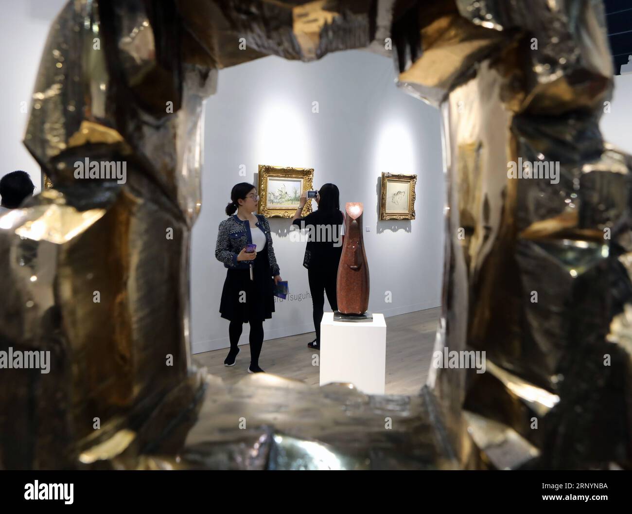 (180327) -- HONG KONG, 27. März 2018 -- Besucher schauen sich Exponate während der Art Basel Hong Kong 2018 im Hong Kong Convention and Exhibition Centre im südchinesischen Hong Kong, 27. März 2018 an. Die Ausgabe der Art Basel Hong Kong aus dem Jahr 2018 wurde hier am Dienstag eröffnet und zeigt moderne und zeitgenössische Kunstausstellungen aus 248 Galerien in 32 Ländern und Regionen. Die Veranstaltung ist vom 29. Bis 31. März für öffentliche Besucher geöffnet. ) (lmm) CHINA-HONG KONG-ART BASEL-AUSSTELLUNG (CN) LixPeng PUBLICATIONxNOTxINxCHN Stockfoto