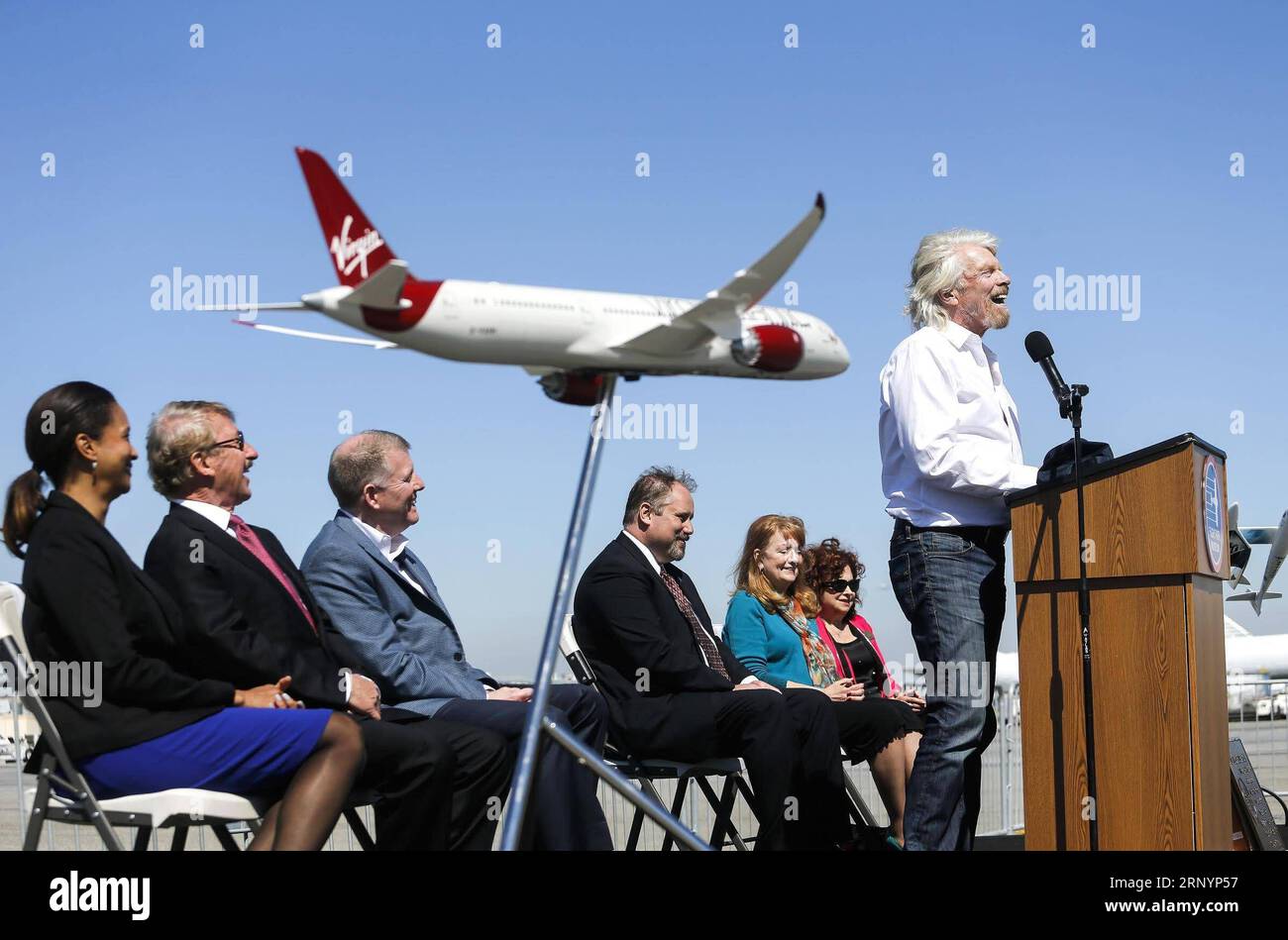 (180329) -- LOS ANGELES, 29. März 2018 -- Richard Branson (1st R), Gründer der Virgin Group, spricht als er in den Flight Path Walk of Fame am Los Angeles International Airport in Los Angeles, USA, aufgenommen wurde, 28. März 2018. ) (ZCC) U.S.-LOS ANGELES-RICHARD BRANSON-FLIGHT PATH WALK OF FAME ZHAOXHANRONG PUBLICATIONXNOTXINXCHN Stockfoto