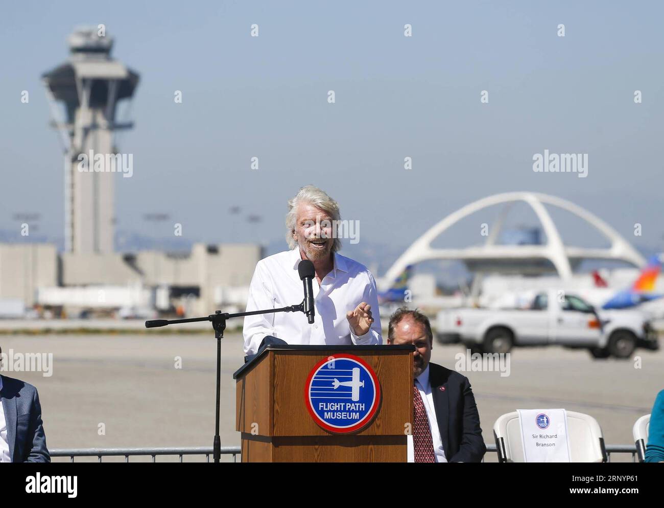 (180329) -- LOS ANGELES, 29. März 2018 -- Richard Branson (Front), Gründer der Virgin Group, spricht als er in den Flight Path Walk of Fame am Los Angeles International Airport in Los Angeles, USA, aufgenommen wird, 28. März 2018. ) (ZCC) U.S.-LOS ANGELES-RICHARD BRANSON-FLIGHT PATH WALK OF FAME ZHAOXHANRONG PUBLICATIONXNOTXINXCHN Stockfoto