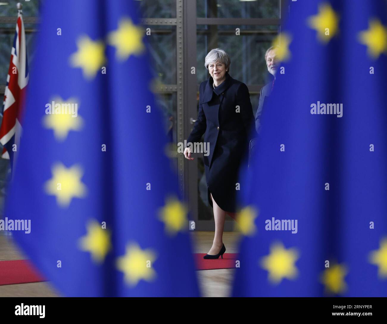 (180329) -- PEKING, 29. März 2018 -- die britische Premierministerin Theresa May kommt am EU-Hauptsitz für einen EU-Gipfel am 14. Dezember 2017 in Brüssel, Belgien, an. ) (Zjy) Xinhua-Schlagzeilen: Unsicherheit bleibt bestehen, da das geteilte Großbritannien einen Countdown zum Brexit YexPingfan PUBLICATIONxNOTxINxCHN markiert Stockfoto