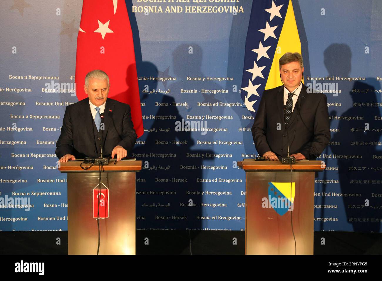 (180329) -- SARAJEVO, 29. März 2018 -- der türkische Premierminister Binali Yildirim (L) und der Vorsitzende des Ministerrats von Bosnien und Herzegowina, Denis Zvizdic, nehmen am 29. März 2018 an einer gemeinsamen Pressekonferenz in Sarajevo (Bosnien und Herzegowina) Teil. Der türkische Premierminister Binali Yildirim sagte hier am Donnerstag, dass sein Land neue Schritte unternimmt, um die wirtschaftliche Zusammenarbeit mit Bosnien und Herzegowina zu verbessern. BOSNIEN UND HERZEGOWINA-SARAJEVO-TÜRKEI-PM-VISIT HARISXMEMIJA PUBLICATIONXNOTXINXCHN Stockfoto