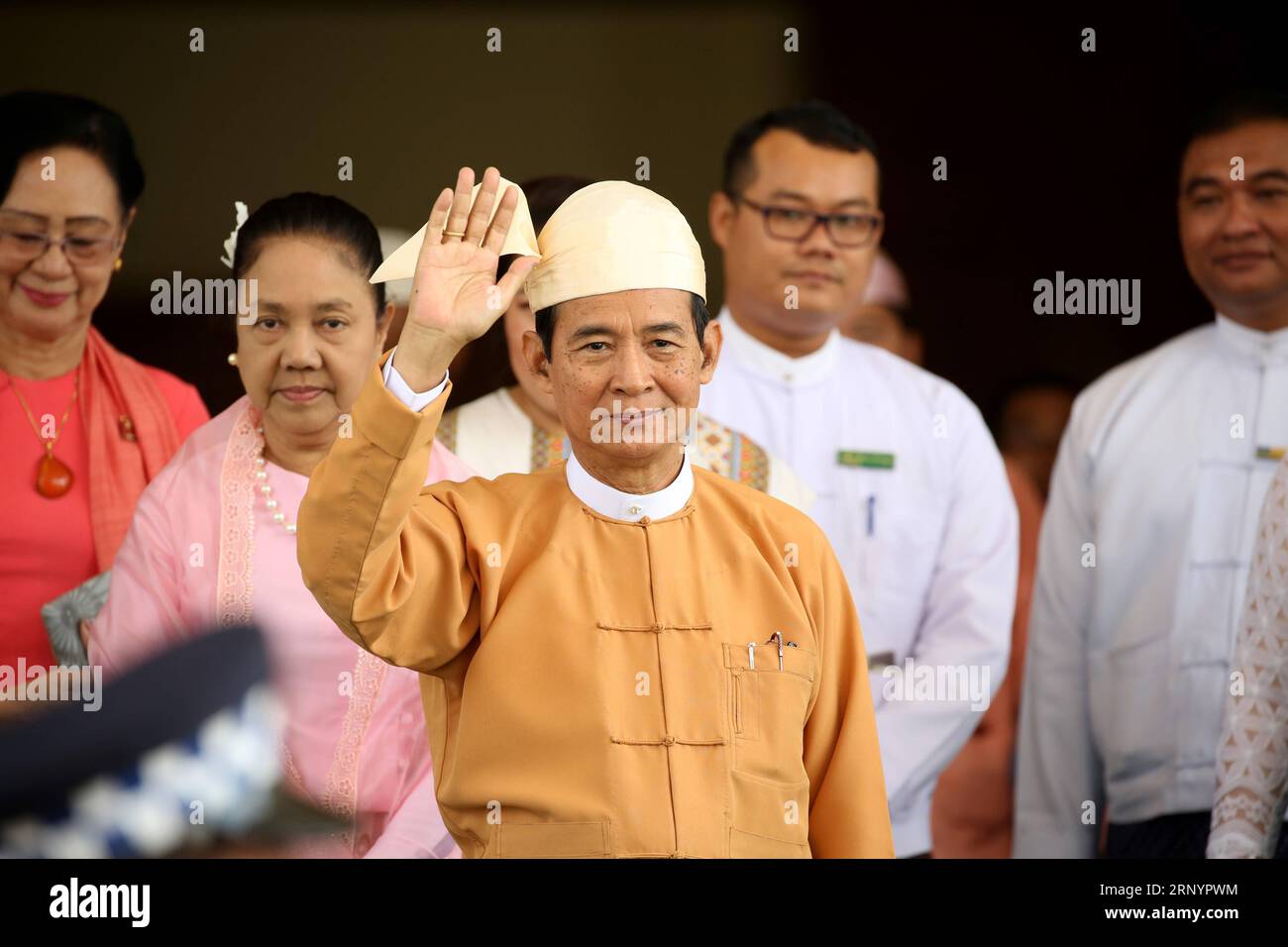 Themen der Woche Bilder des Tages (180330) -- NAY PYI TAW, 30. März 2018 -- U Win Myint (C) wendet sich nach dem Eid vor dem Parlament der Union in Nay Pyi Taw, Myanmar, 30. März 2018 an die Medien. U Win Myint wurde am Freitag als Präsident des Landes vereidigt. U Aung) (zcc) MYANMAR-NAY PYI TAW-PRÄSIDENT yangon PUBLICATIONxNOTxINxCHN Stockfoto