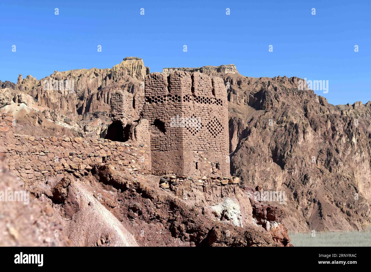 (180331) -- BAMIYAN, 31. März 2018 -- Foto aufgenommen am 28. März 2018 zeigt die Shahr-e-Zuhak, auch als Rote Stadt bekannt, in der Provinz Bamiyan, Afghanistan. Die Stätte, zusammen mit anderen historischen Stätten in Bamiyan, zeugt von der Geschichte der alten Seidenstraße. ) (zcc) AFGHANISTAN-BAMIYAN-SITES-SHAHR-E-ZUHAK DaixHe PUBLICATIONxNOTxINxCHN Stockfoto