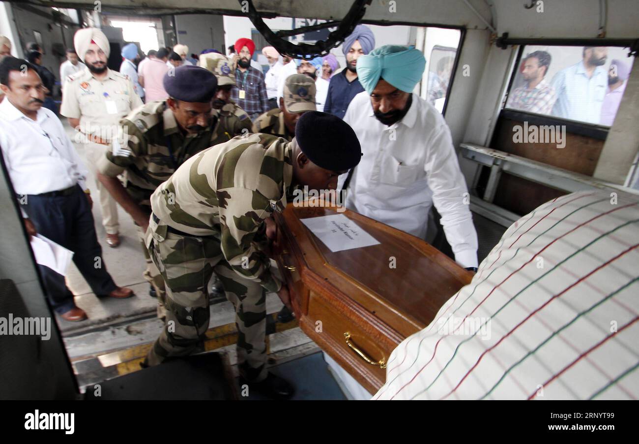 (180402) -- AMRITSAR, 2. April 2018 -- indische Armeeangehörigen tragen am 2. April 2018 vor dem Flughafen in Amritsar, Indien, einen Sarg mit den Überresten eines indischen Arbeiters. Die Überreste von 38 indischen Arbeitern, die 2015 von ISIS in der irakischen Stadt Mossul entführt und später getötet wurden, wurden am Montag nach Hause gebracht. (zf) INDIEN-AMRITSAR-ENTFÜHRTE ARBEITER-BLEIBT Stringer PUBLICATIONxNOTxINxCHN Stockfoto