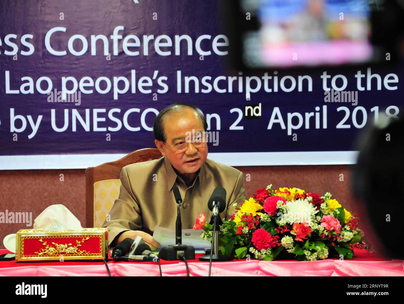 (180402) -- VIENTIANE, 2. April 2018 -- Bosengkham Vongdara, Laos Minister für Information, Kultur und Tourismus, spricht während einer Pressekonferenz in Vientiane, Laos, am 2. April 2018. Am Montag fand in der laotischen Hauptstadt Vientiane die Pressekonferenz über die Inschrift der traditionellen Khaen-Musik in das immaterielle Weltkulturerbe der UNESCO statt. (zf) LAOS-VIENTIANE-PRESSEGESPRÄCH-WELTKULTURERBE Phouthaphonexsirivong PUBLICATIONxNOTxINxCHN Stockfoto