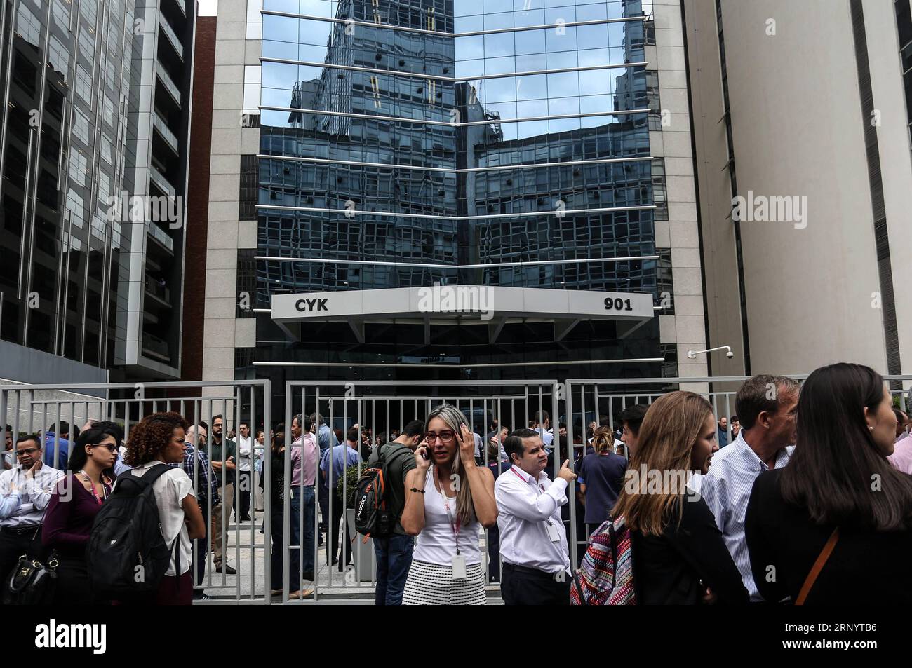 (180402) -- SAO PAULO, 2. April 2018 -- Menschen versammeln sich im Freien, nachdem sie ein Erdbeben in Sao Paulo, Brasilien, am 2. April 2018 entdeckt haben. Das Erdbeben Boliviens am Montag war so weit entfernt wie die brasilianische Stadt Sao Paulo, wo Anwohner und Büroangestellte auf die Straßen sprangen. Das Beben von 6,8 auf der Richter-Skala traf das südbolivianische Departement Chuquisaca um 9:40 Uhr Ortszeit (13:40 Uhr GMT), sagte der U.S. Geological Survey (USGS). BRASILIEN-SAO PAULO-BOLIVIEN-ERDBEBEN RahelxPatrasso PUBLICATIONxNOTxINxCHN Stockfoto